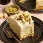 Cremiger No-Bake Pistaziencheesecake mit grüner Pistazien-Dekoration
