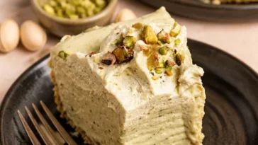 Cremiger No-Bake Pistaziencheesecake mit grüner Pistazien-Dekoration