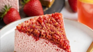 Erdbeer-Crunch-Käsekuchen mit frischen Erdbeeren und knusprigem Boden