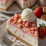 Erdbeer-Crunch-Käsekuchen mit frischen Erdbeeren und knusprigem Crunch
