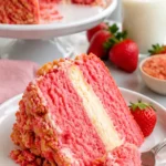 Erdbeer-Crunch-Torte mit frischen Erdbeeren und knusprigem Boden