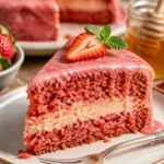 Leckerer Erdbeer-Honigkuchen auf einem Tisch serviert