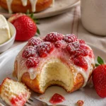 Erdbeer-Käsekuchen-Donuts auf einem Teller, dekoriert mit Erdbeeren