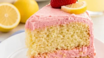 Erdbeer-Limonade-Kuchen mit frischen Erdbeeren und Limonade auf einem Teller