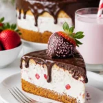 Erdbeertorte mit Schokolade, verziert mit frischen Erdbeeren und Schokoladenganache