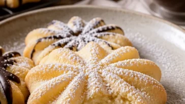 Feines Butter Spritzgebäck auf einem Platt mit verschiedenen Formen