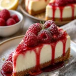 Himbeer-Eiscreme-Käsekuchen mit frischen Himbeeren dekoriert.