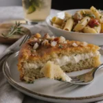 Frisches Gerstenbrot auf einem Holzbrett mit Körnern