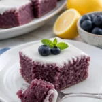 Glasiertes Blaubeer-Brownie mit saftigen Blaubeeren und Schokolade