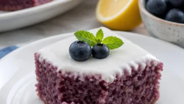 Glasiertes Blaubeer-Brownie mit saftigen Blaubeeren und Schokolade