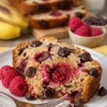 Himbeer Dunkle Schokoladen Bananenbrot mit Bananen und Himbeeren