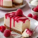 Leckerer Himbeer Schmand Cheesecake mit frischen Himbeeren und cremiger Füllung.