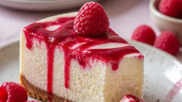 Leckerer Himbeer Schmand Cheesecake mit frischen Himbeeren und cremiger Füllung.