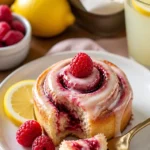 Leckere Himbeer-Zimt-Rollen mit frischen Himbeeren und Zimt-Zucker-Belag.