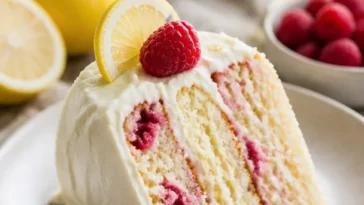 Himbeer-Zitronen-Kuchen mit frischen Himbeeren und Zitronenglasur