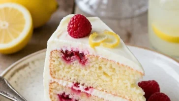 Saftiger Himbeer-Zitronenkuchen mit frischen Himbeeren und Zitronengeschmack