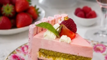 Himbeertorte 'Couronne Rose' mit frischen Himbeeren und feinem Biskuit