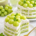 Honigmelonen-Creme-Kuchen auf einem schönen Kuchenteller dekoriert