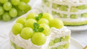 Honigmelonen-Creme-Kuchen auf einem schönen Kuchenteller dekoriert