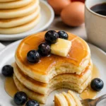 Fluffige Japanische Pfannkuchen serviert mit frischen Früchten und Sirup