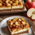 Karamell-Apfel-Käsekuchen-Riegel mit frischen Äpfeln und cremigem Käsekuchen