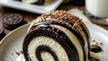 Käsekuchen-Sushi-Rollen gefüllt mit cremiger Käsekuchensahne