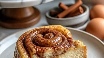 Leckere Käsekuchen-Riegel auf einem Teller serviert.
