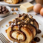 Käsekuchen-Rollen mit knusprigem Karamell-Crunch auf einem Teller