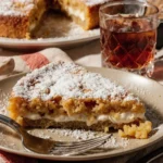 Leckere Käsekuchen-Waffeln auf einem Teller mit frischen Früchten dekoriert