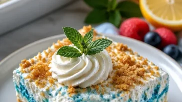 Leckere Blue Raspberry Traumriegel ohne Backen auf einem Tisch