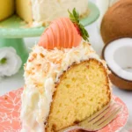 Leckerer Kokos-Bundt-Kuchen auf einem Tisch serviert