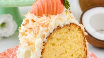 Leckerer Kokos-Bundt-Kuchen auf einem Tisch serviert