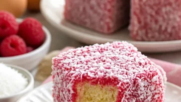 Leckere Kokos-Raspberry-Schnitten mit Kokosflocken und Himbeeren