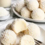 Kokos-Schneeball-Trüffel in einer dekorativen Schale