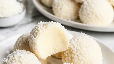 Kokos-Schneeball-Trüffel in einer dekorativen Schale
