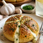 Koreanisches Frischkäse-Knoblauchbrot mit frischen Zutaten und knusprigem Baguette