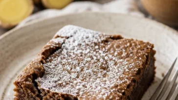 Deliziosa Lebkuchen-Braunies auf einem Teller serviert