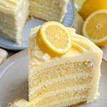 Leckere Lemon Cheesecake mit Zitrone und Sahne als perfektes Dessert.