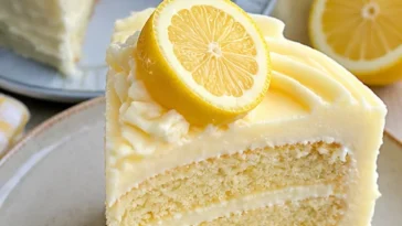 Leckere Lemon Cheesecake mit Zitrone und Sahne als perfektes Dessert.