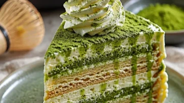 Matcha Mille-Crêpe-Kuchen mit zarten Schichten und grünem Teegeschmack
