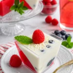 Mini-Desserts Panna Cotta mit Gelee auf einem eleganten Teller serviert.