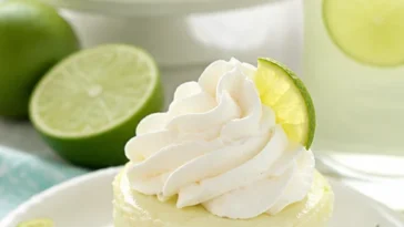 Mini Key Lime Käsekuchen mit frischer Limette und Käsekuchenfüllung