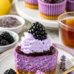 Mini Schwarzbeeren-Lavendel-Käsekuchen auf einem weißen Teller