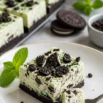 Minz-Oreo-Käsekuchen-Riegel auf einem Teller, perfekt für Käsekuchen-Liebhaber