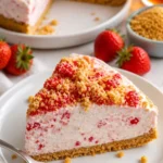 No-Bake Erdbeer-Crunch-Cheesecake auf einem weißen Teller