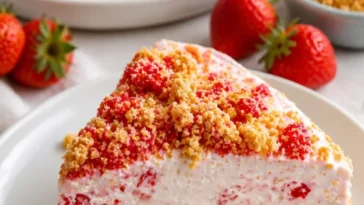 No-Bake Erdbeer-Crunch-Cheesecake auf einem weißen Teller