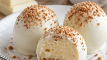No-Bake Kürbis-Cheesecake-Bällchen auf einem Teller