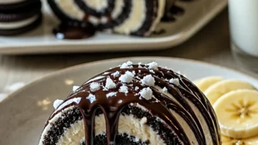 No-Bake Oreo-Käsekuchen-Sushi-Rollen auf einem weißen Teller