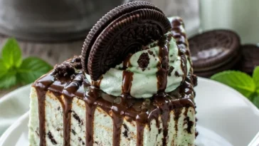 No-Bake Oreo-Minz-Käsekuchen mit frischer Minze und knusprigen Oreo-Keksen