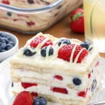 No-Bake Sommerbeeren-Eiskuchen mit frischen Beeren und Sahne